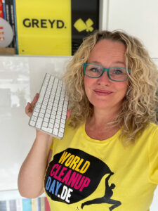 Anne-Mieke Bovelett im gelben WCD T-shirt mit Tastatur in der Hand.